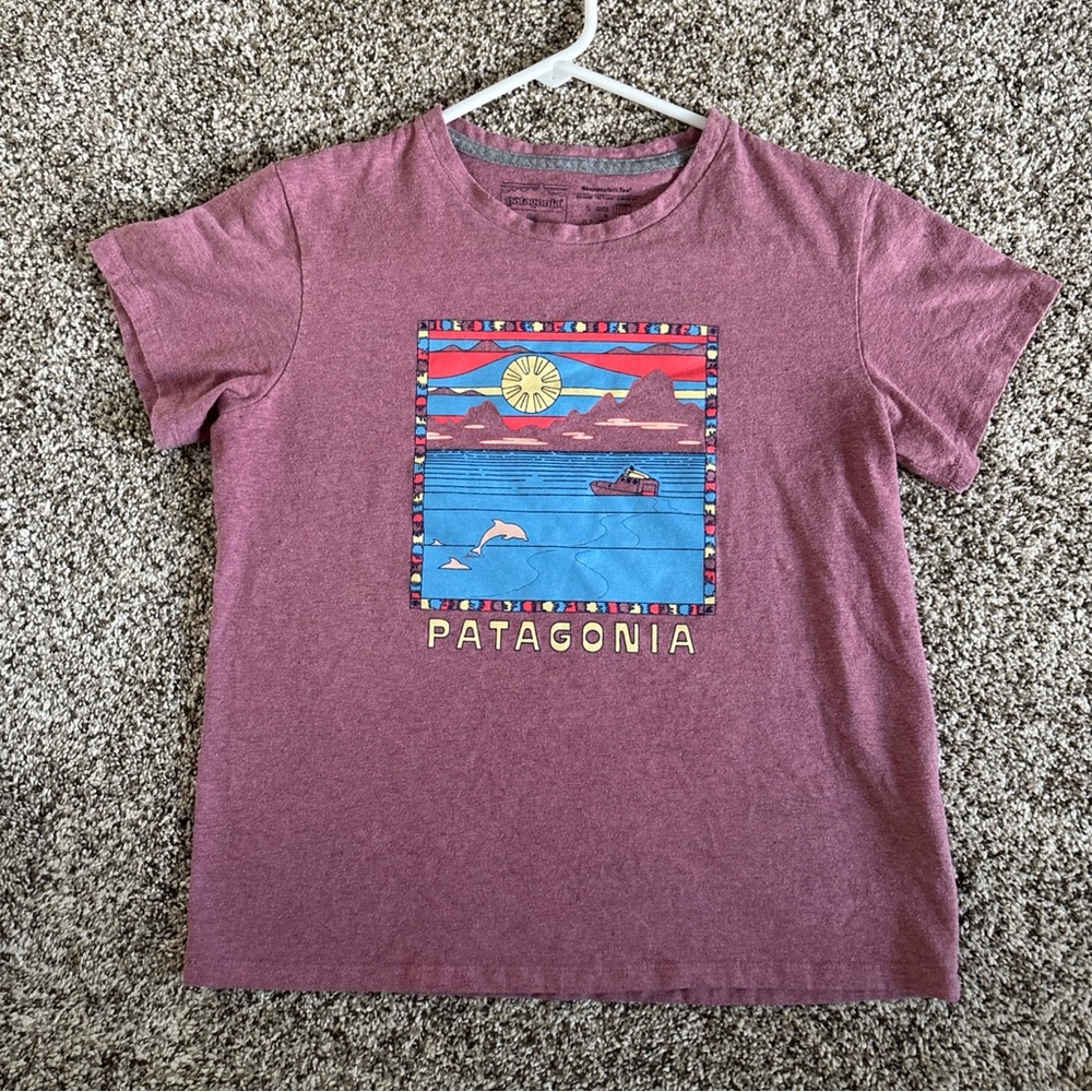 Patagonia Responsibili-Tee Kid’s M Graphic T-Shirt Dolphins Boat Ocean Sunset
